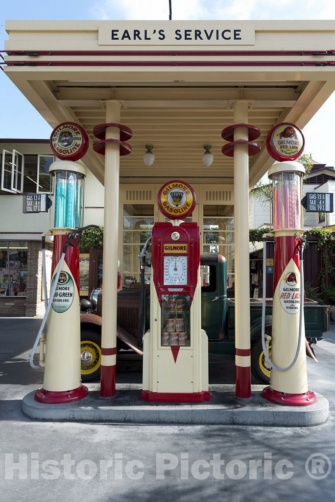 Los Angeles, CA Photo - Earl's Service, Gilmore Gas Station at The Farmers Market Located just South of CBS Television City in Los Angeles, California