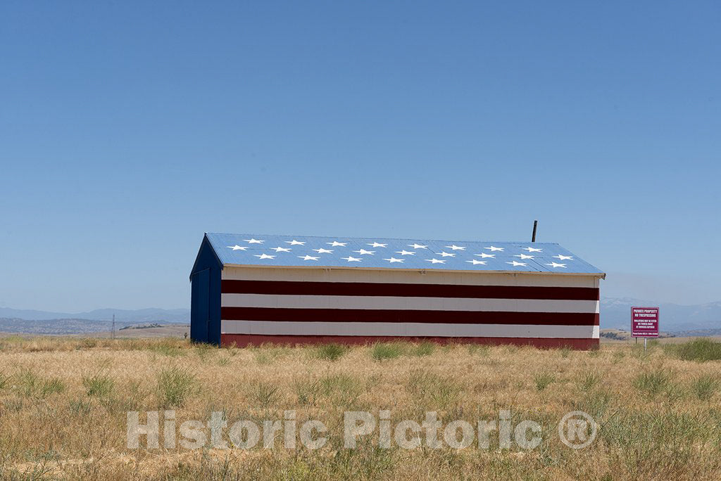 Madera, CA Photo - American Flag barn in Madera, California