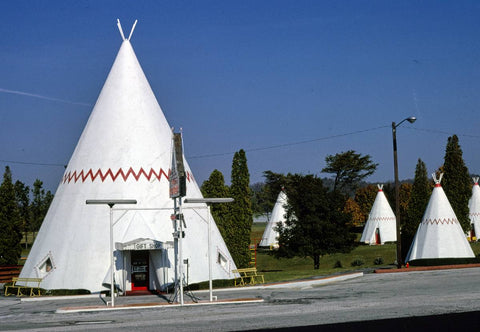 Historic Photo : 1979 Wigwam Village #2, office teepee and several teepee cabins, Route 31W, Cave City, Kentucky | Photo by: John Margolies |