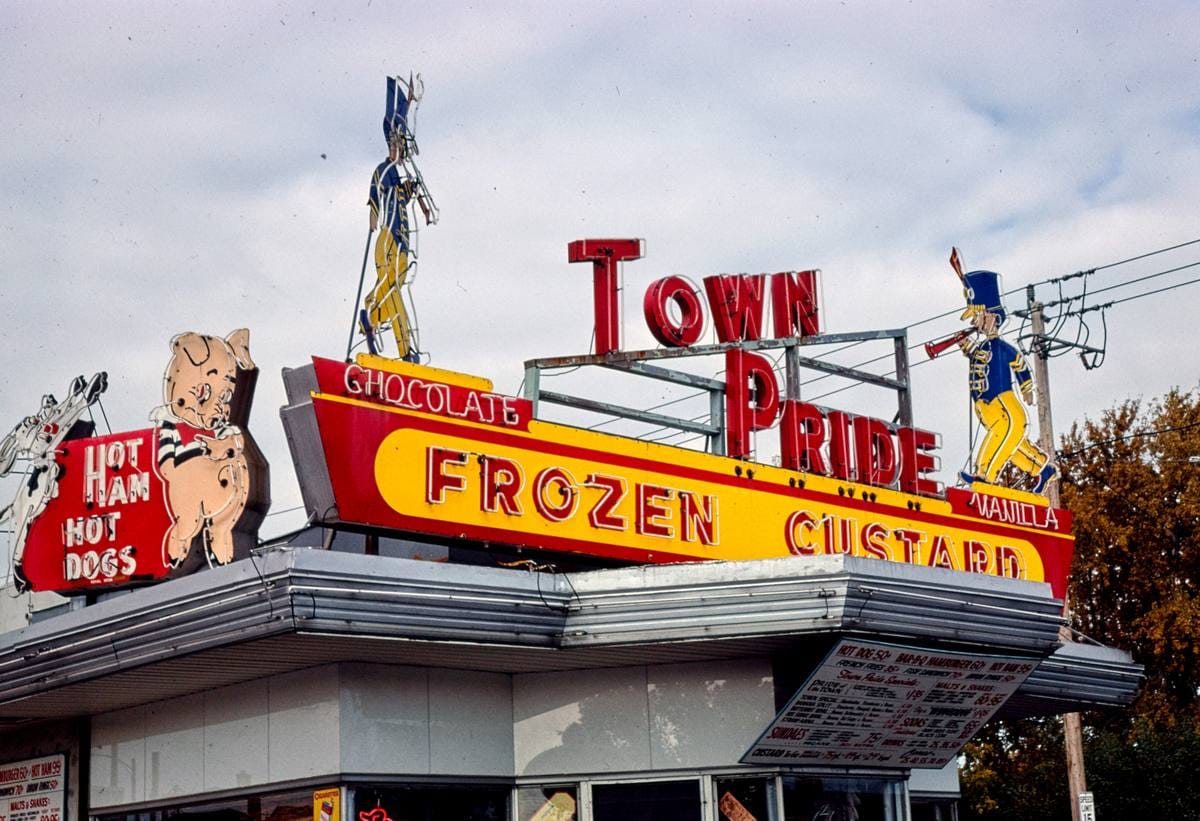Historic Photo : 1977 Town Pride Drive-In Restaurant sign, angle two, Teutonia at Villard Avenue, Milwaukee, Wisconsin | Photo by: John Margolies |