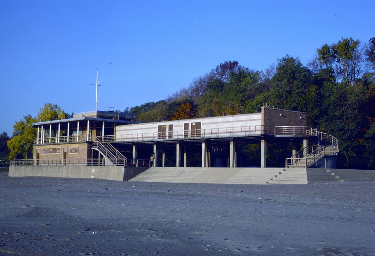 Historic Photo : 1977 Bradford Beach Bath House, Lincoln Memorial Drive, Milwaukee, Wisconsin | Margolies | Roadside America Collection | Vintage Wall Art :