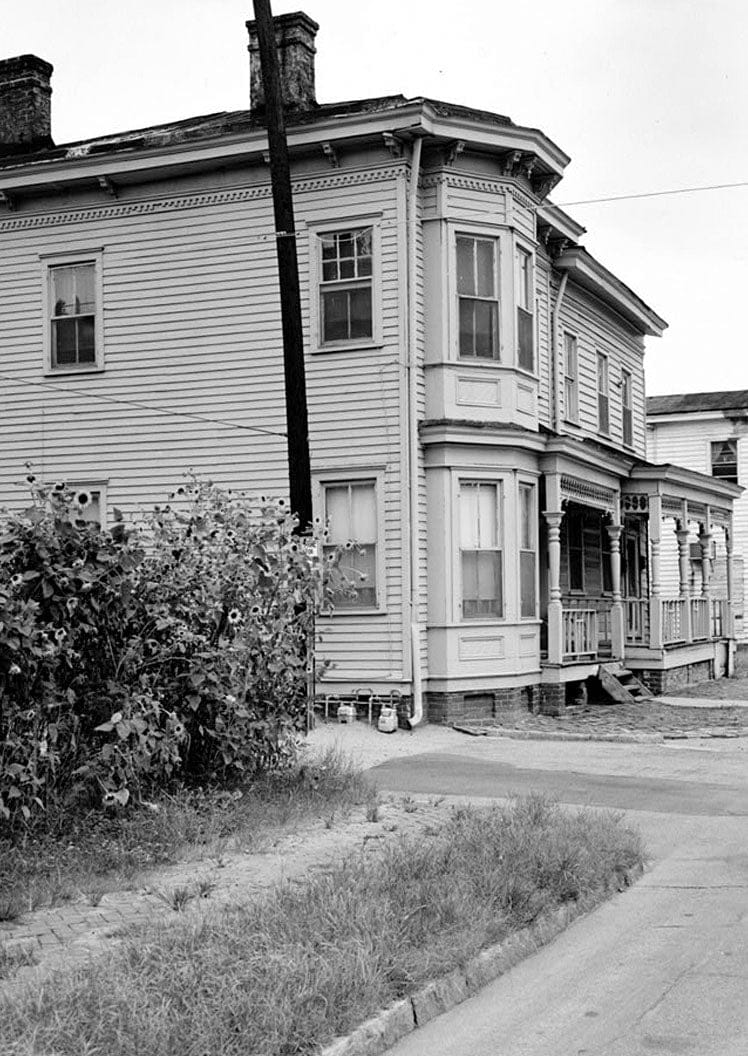 Historic Photo : Savannah Victorian Historic District, Bounded by Gwinnett, East Broad, West Broad Street & Anderson Lane, Savannah, Chatham County, GA 136 Photograph