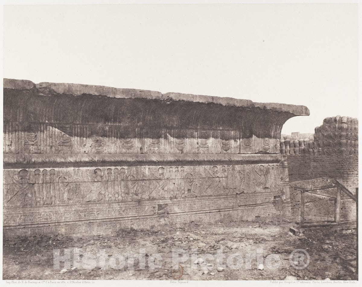 Photo Print : Félix Teynard - Esneh (Latopolis), Construction Ensablée - Paroi Extérieure - Corniche et Sculptures : Vintage Wall Art