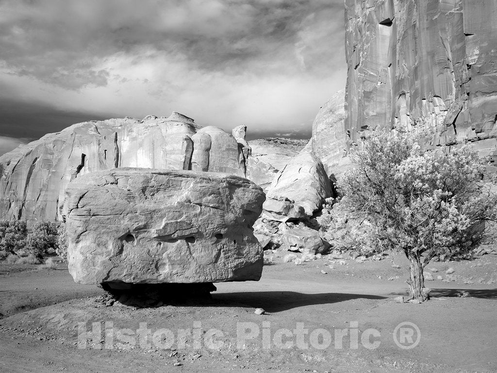 Monument Valley, AZ Photo - Monument Valley, Arizona