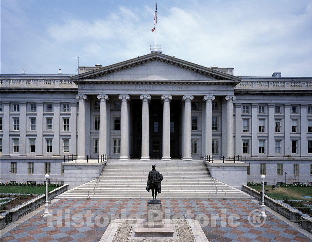 Washington, D.C. Photo - Statue of the first U.S. Treasury Secretary, Alexander Hamilton, before the U.S. Treasury building on Pennsylvania Avenue, Washington, D.C.