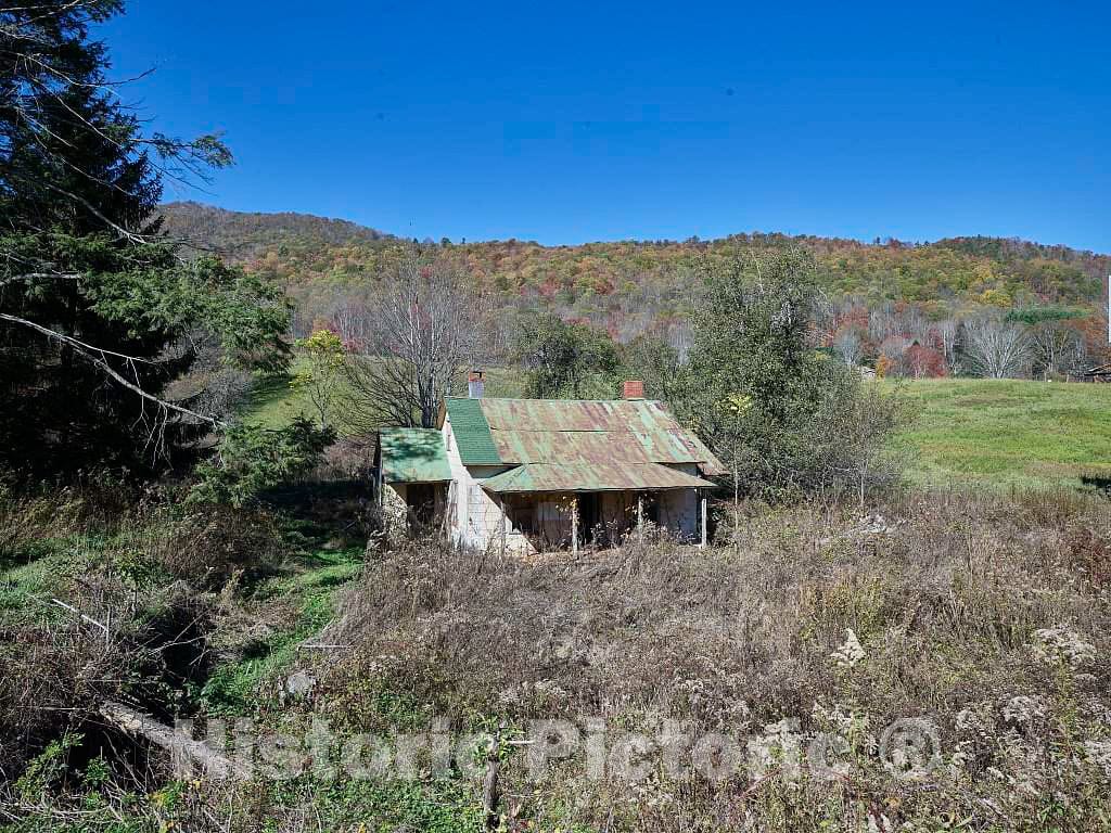 Photo - Old farmhouse outside Valle Crucis, a town in the mountains of far-western North Carolina- Fine Art Photo Reporduction