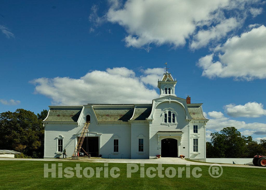 Photo - Elegant Main barn and Visitor Center at The University of Verm ...